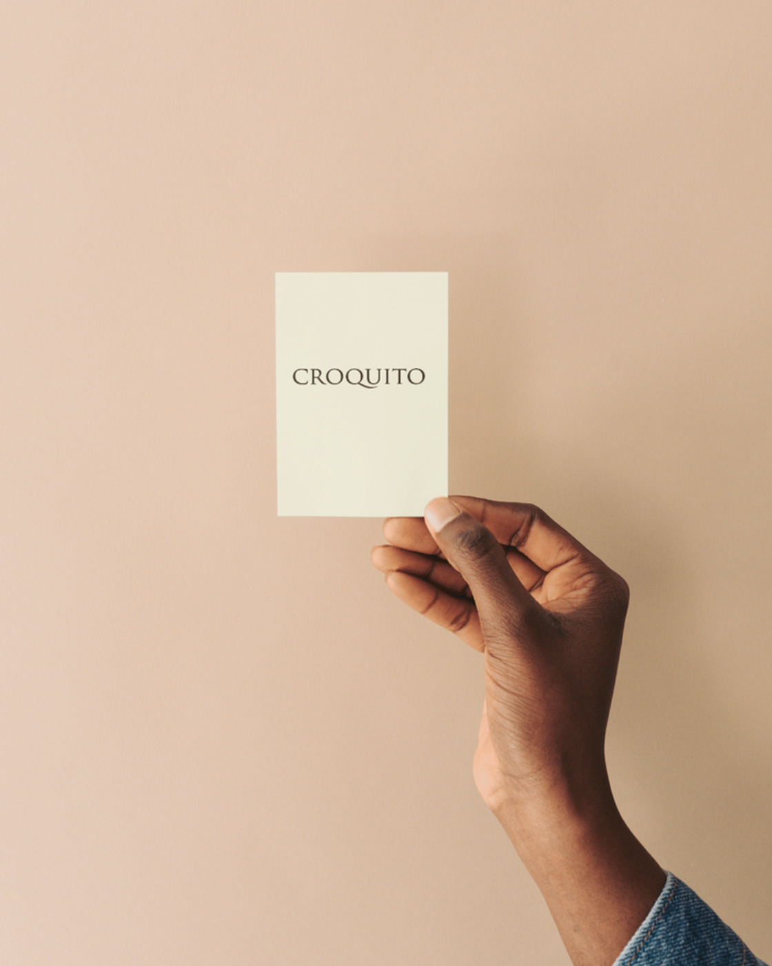 Mão a segurar um cartão Croquito